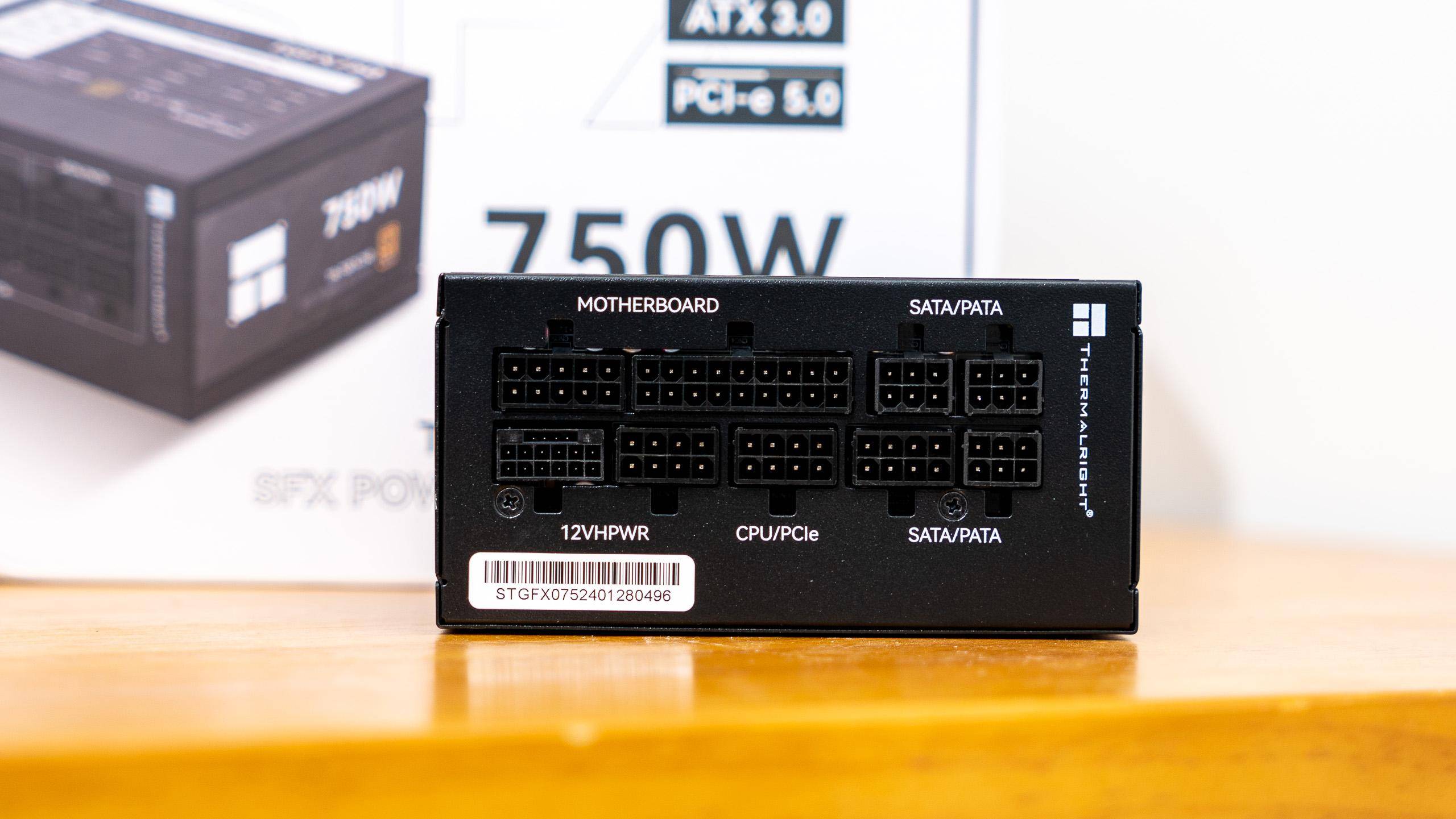 接口方面足够全面,提供了三个6pin,三个8pin以及一个16pin pcie 5.