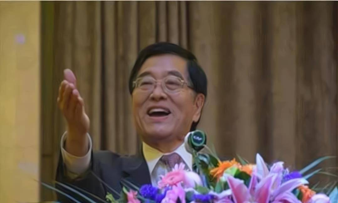 杨维杰有三个博士学位,将董氏奇穴针灸发扬光大,推向了新的高度