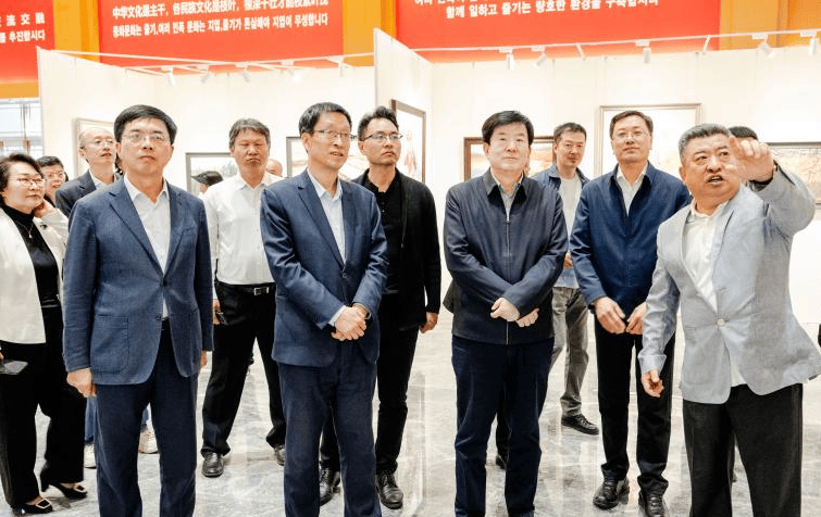 中华民族一家亲 同心共筑中国梦 全国摄影美术书法艺术展在延吉开展