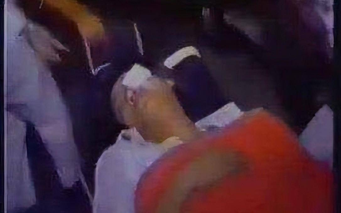 1993年他和黄家驹一起从舞台坠落,为何黄家驹身亡,他只受轻伤?