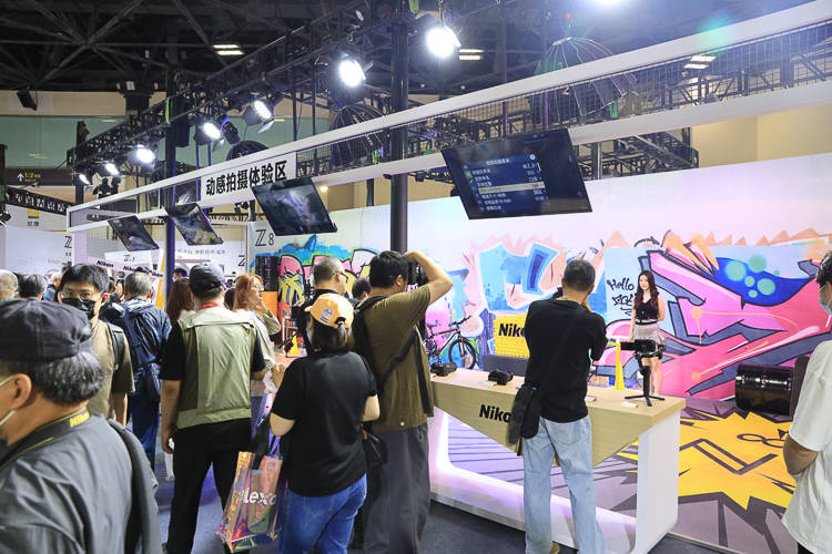 并且还有expeed 7处理器加持,提供最低iso 64感光度,以及1/320000秒的