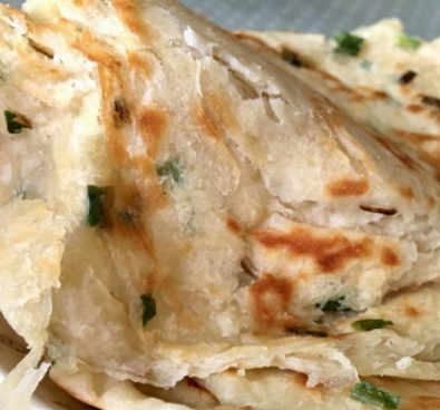 电饼铛预热,只开下边就可以,倒点油,把擀好的饼皮放上,一边烙黄换另