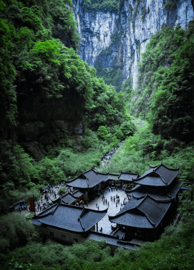 天的行程可以选择前往重庆周边的自然景点,如武隆天生三桥,武隆天坑等