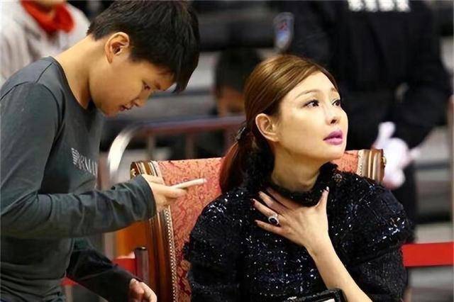 辽宁大胜广东!陈海涛夫妇提前离场,杜锋发明奇葩防守,裁判犯难