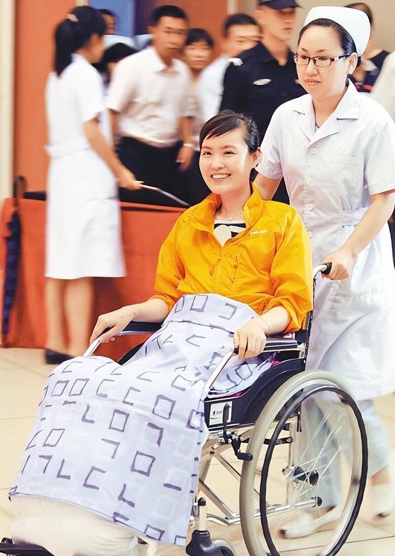 80后美女教师张丽莉:为救学生失去双腿,却因收到千万捐款惹争议