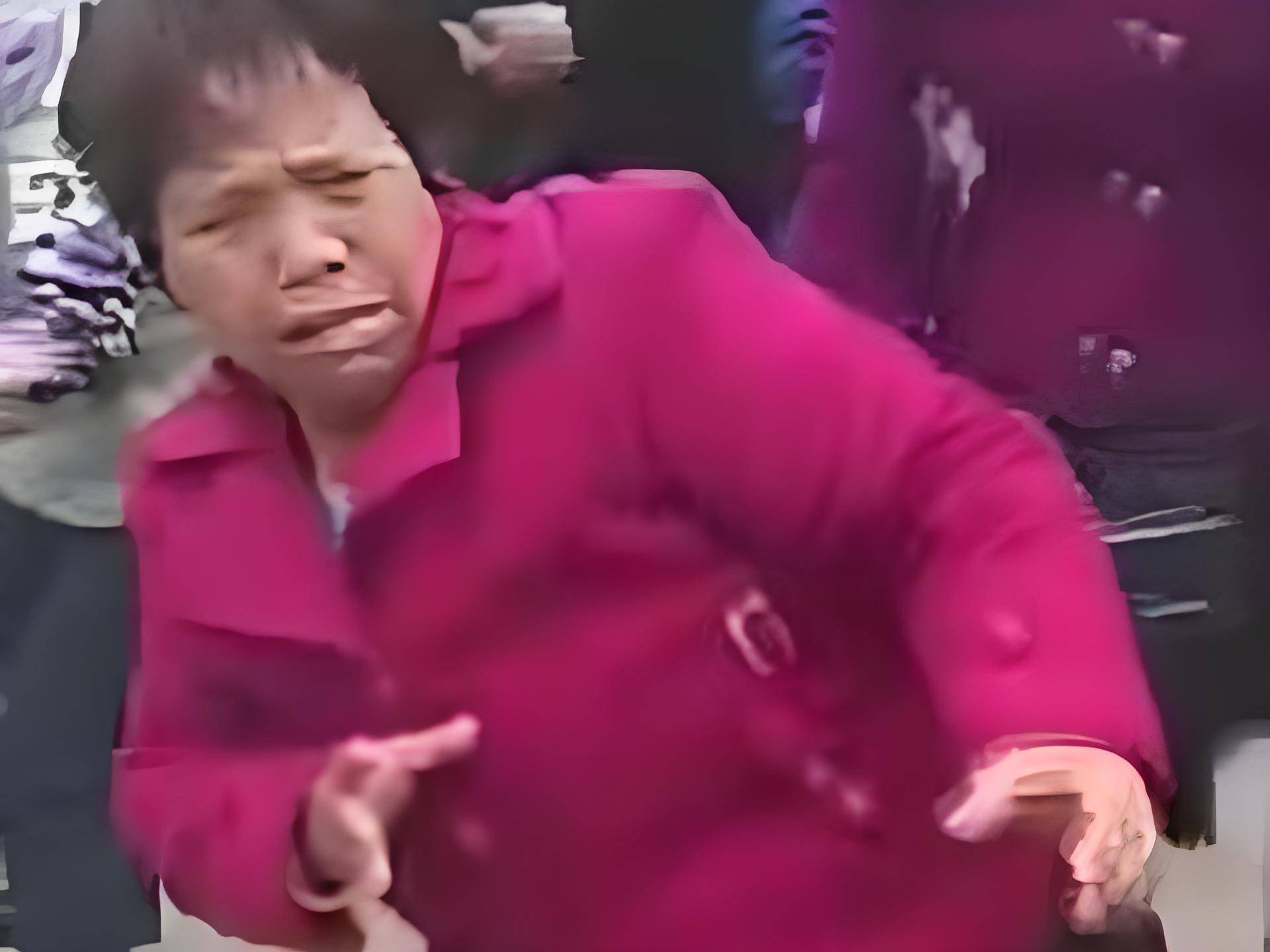 雷人大妈地铁开"演唱会",网友:她演八戒不用