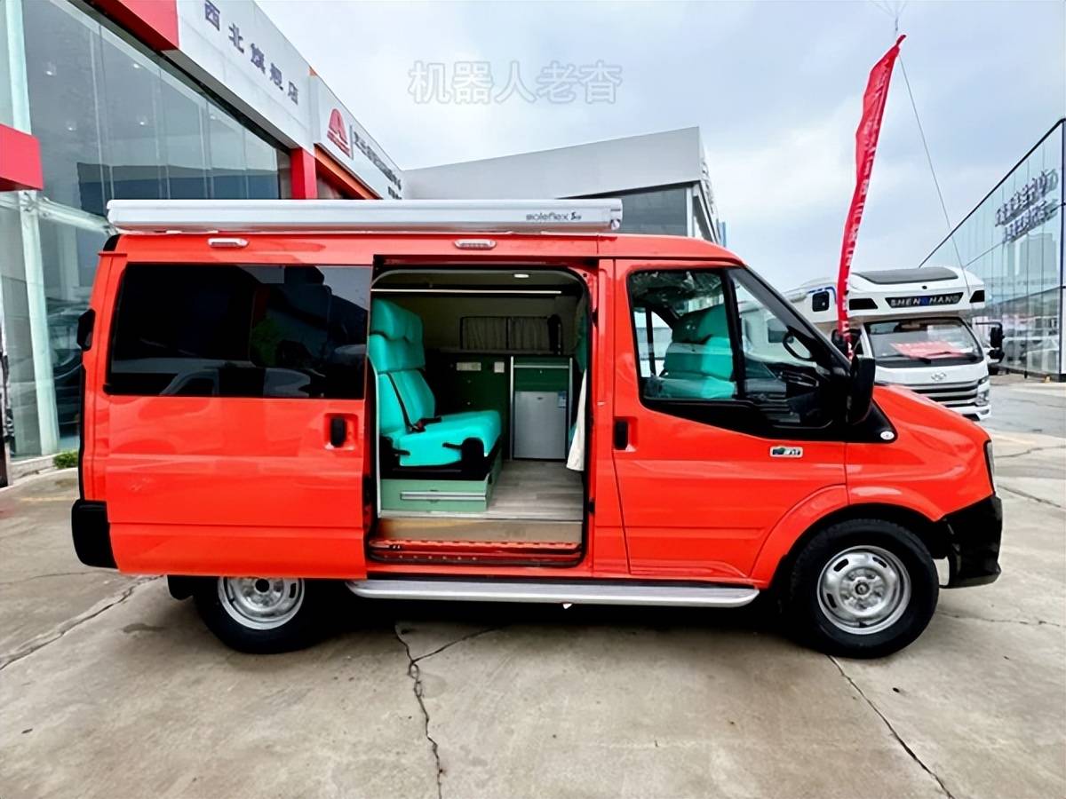 鲜红耀眼的旅行床车,对卡座,单双床,江铃福顺改装露营车自驾游