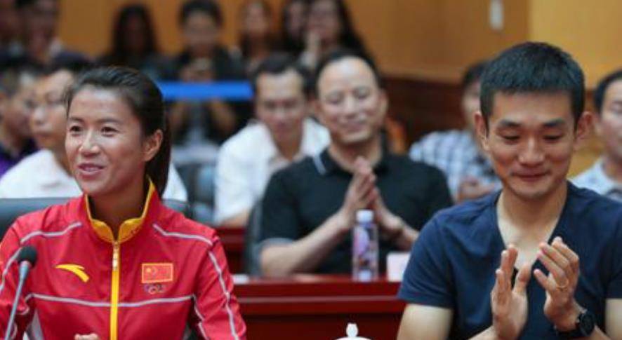 刘虹的丈夫是她在田径队时认识的,名叫刘学,是队里的医生.