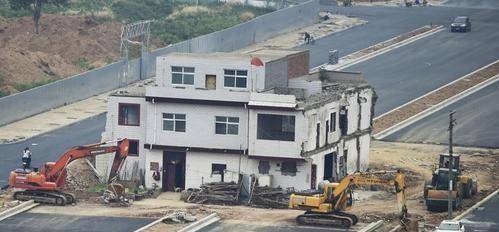 中国最牛"钉子户",水立方也要为它让道,拆迁队:拆不起啊!
