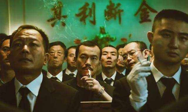 随后阿sir将"跛手英"带走调查,几天后又放了出来.