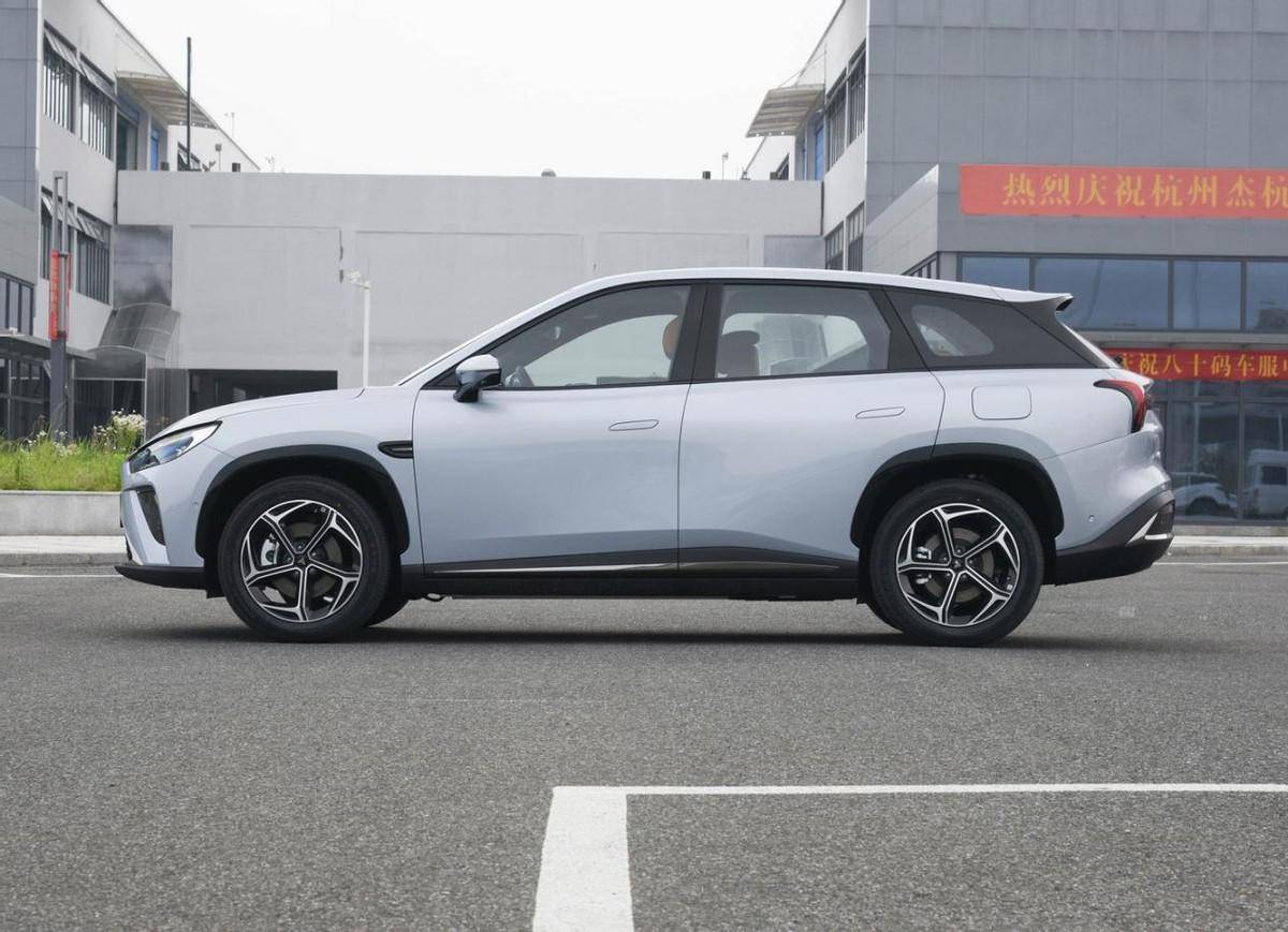 12.99万元起售,哪吒l首批车主正式交付,综合续航可达1300公里