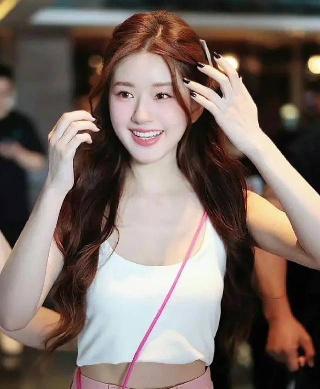 奥林匹克官网显示,中国演员赵露思,将担任2024年奥运火炬手