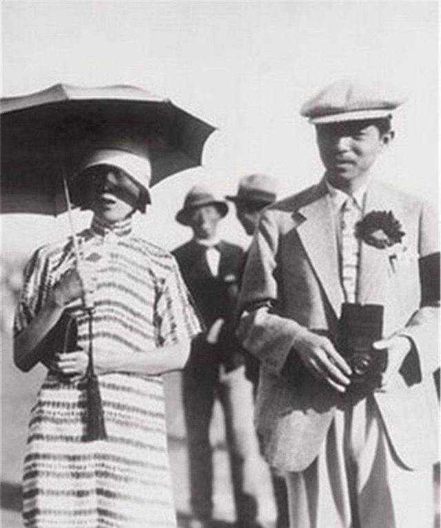 1990年,于凤至在美国病逝,病逝前含泪叮嘱女儿:替我去看看汉卿_张学良