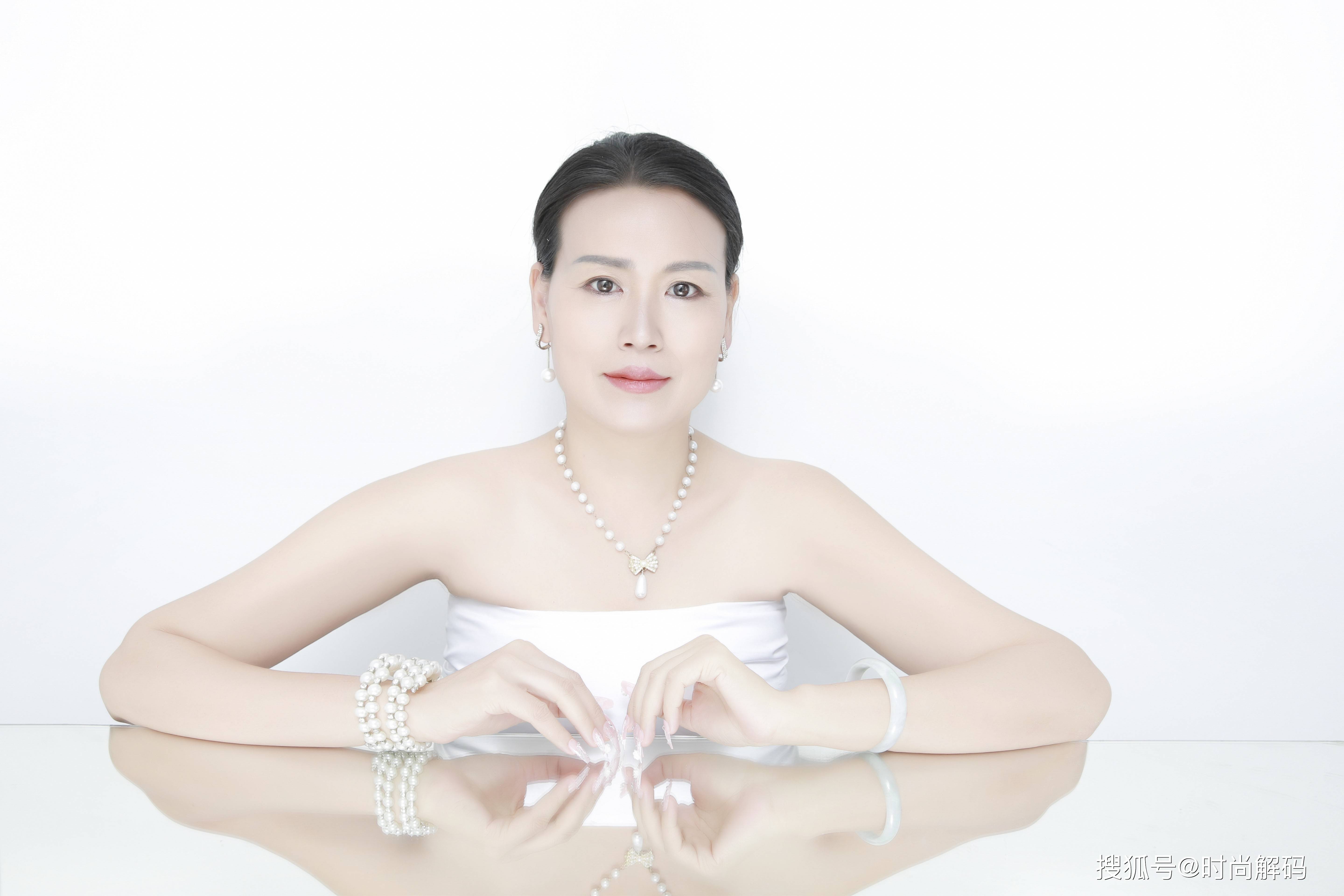 璀璨星光:女模特郑瑞玉的时尚风采展示