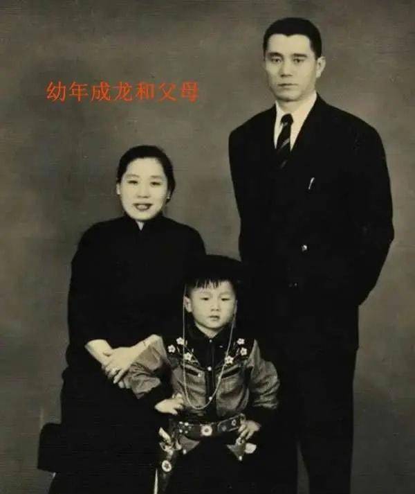 2008年,成龙父亲病逝,两安徽老农联系成龙:想送父亲最后一程