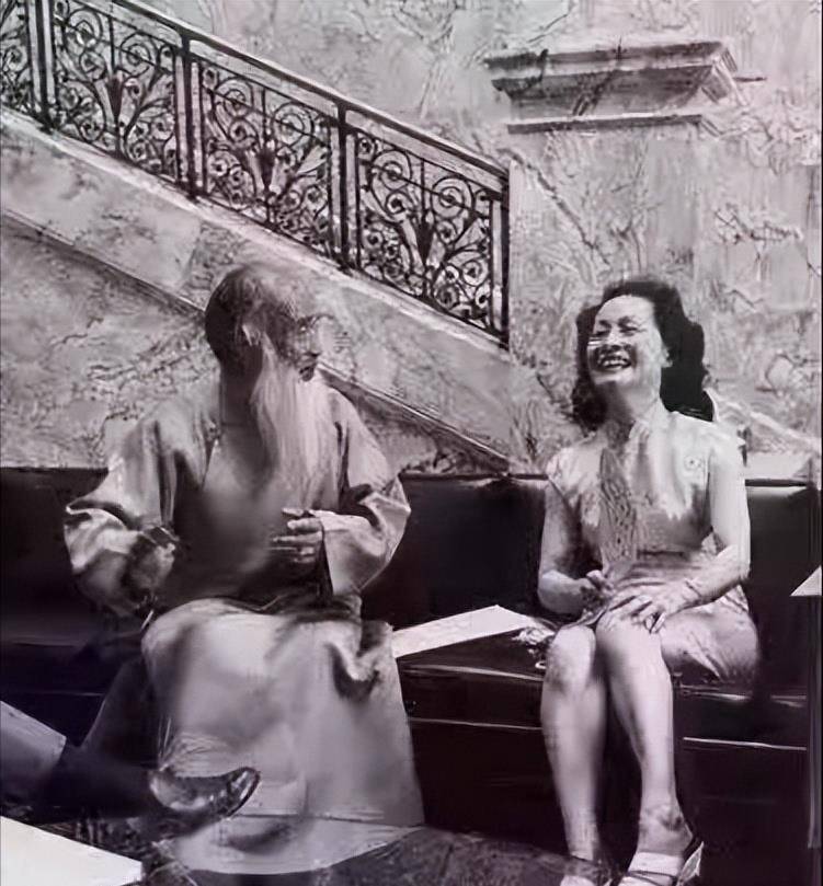 15岁嫁给张大千,婚后25年生下8个孩子,40岁坚决选择离婚