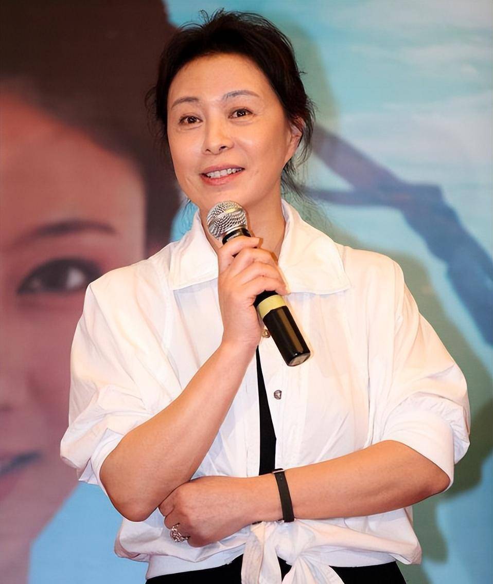 她是国家一级演员,与富豪结婚37年零绯闻,儿子帅气是她的骄傲_刘佳