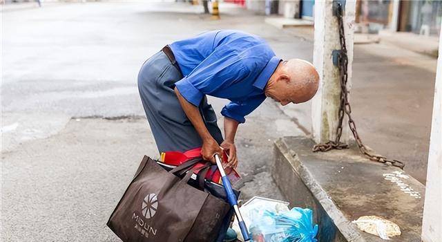 案例:包工头收养聋哑老人,6年后其侄子认亲,工头结清30万工资