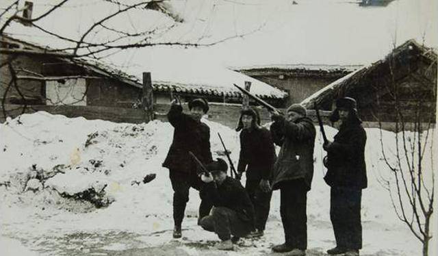 1958年全民打麻雀:工人,农民,学生齐上阵,麻雀被活活累死