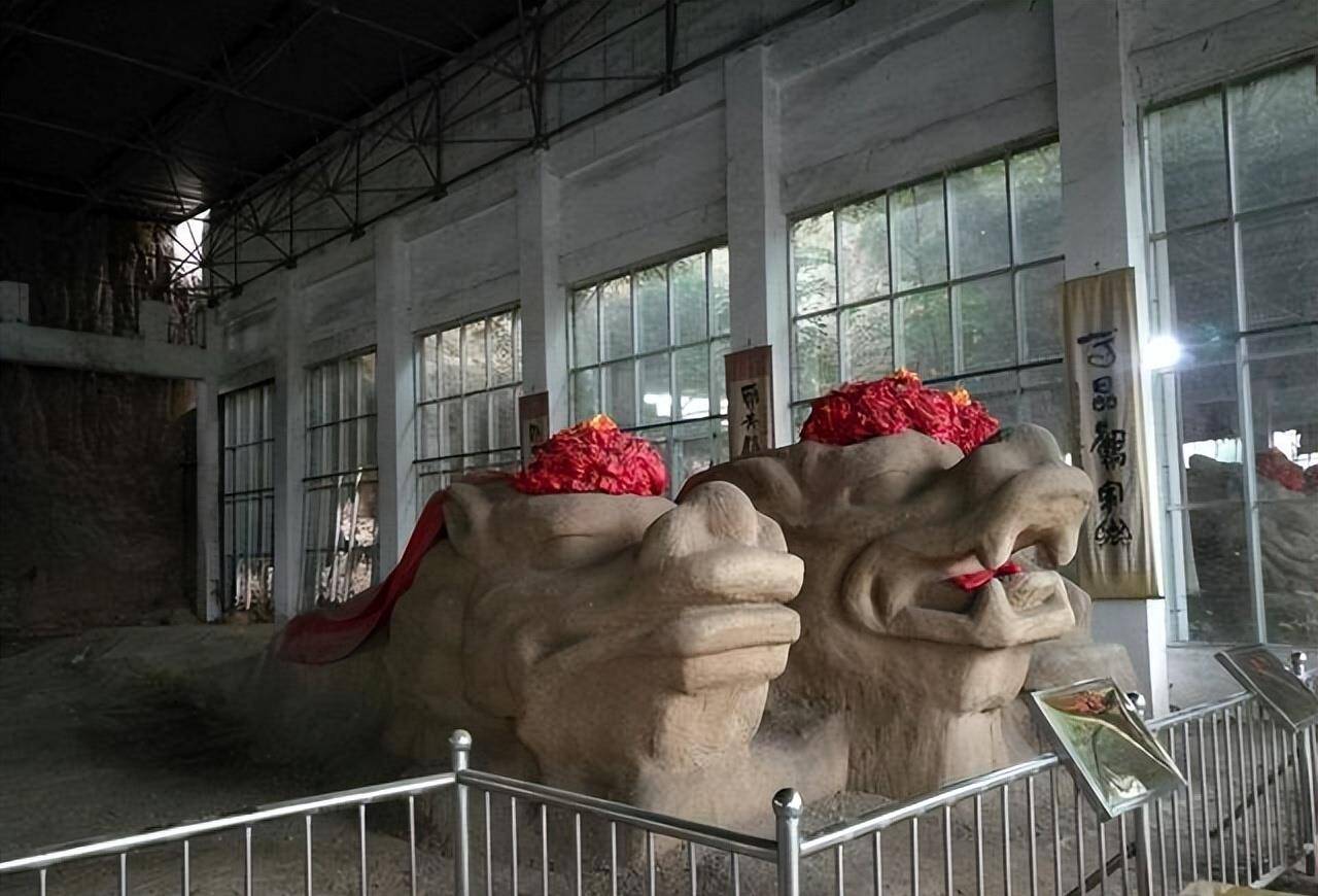 1988年,河北村民挖沙修房,挖出一条300多米的石龙,保存至今