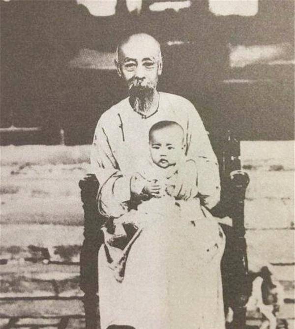 而四格格虽然不舍得自己的丈夫,但却又不敢得罪慈禧,就只能听话的如同