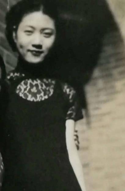 婚后写词念前任,冷落老婆,女儿7年,戴望舒离婚时只求:勿忘我_施绛年