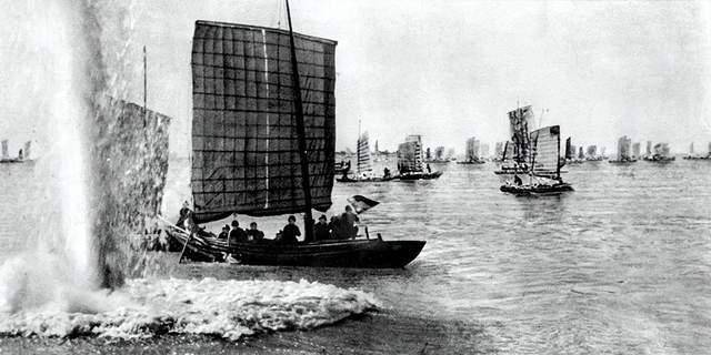 25军营长发现田野里的麦苗东倒西歪,仔细一看大喜:从这个方向追