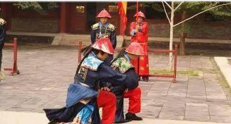 古代君臣礼仪为何由"作揖"演变成"三跪九叩"了呢