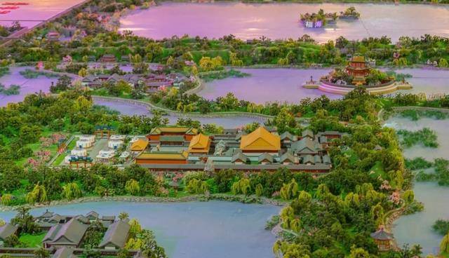 雍正帝开始这里便成了皇帝夏日的寝宫和理政之地,因此也被称作"夏宫"