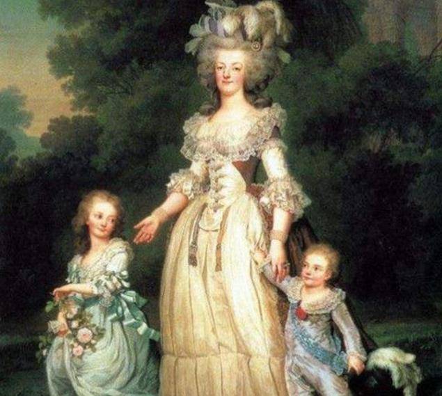 王后被处死前,不小心踩到了刽子手,所说12字,至今被传为佳话