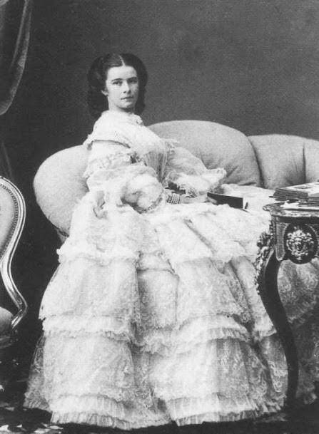 皇帝不顾母命,拒绝迎娶端庄贤淑的表妹巴伐利亚的海伦公主,转而求娶了