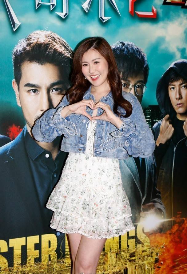 林夏薇穿黑丝袜;冯盈盈大露背装;刘佩玥碎花短裙露美腿,一起出席剧集