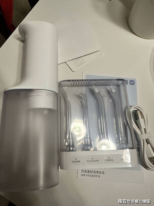 小米电动冲牙器:小米电动冲牙器配备了4种喷头和四档模式,200m创 