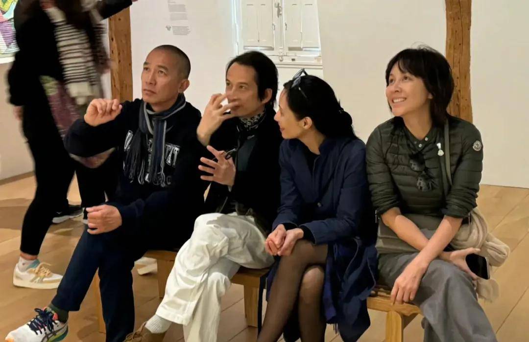 刘嘉玲在国外街头被拍,素颜干黄断崖式衰老,梁朝伟光头像老头,但真实