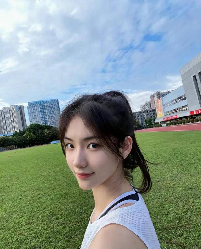 夏思凝以13秒55强势摘得全国田径大奖赛蚌埠站女子100米栏预赛冠军