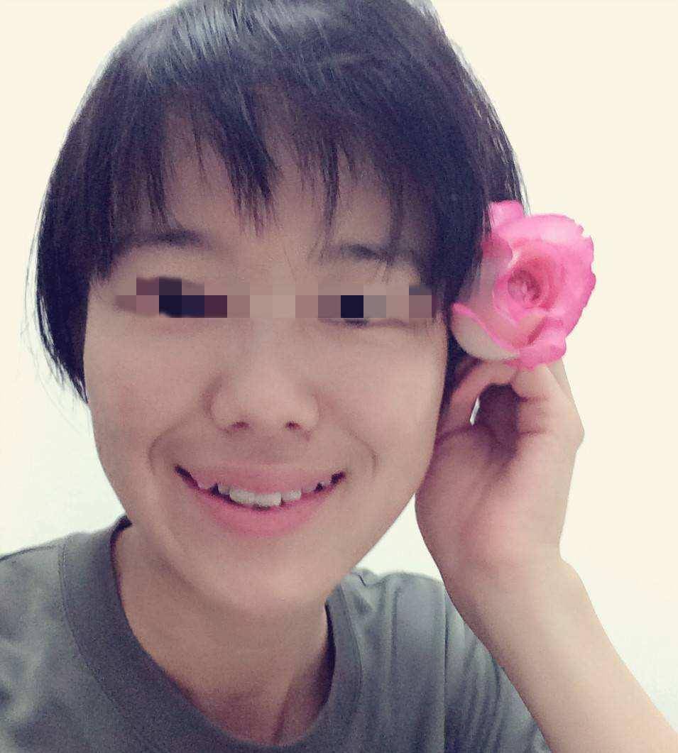 就在快到家的时候,唐雪发现自己忘记带钥匙了,于是就联系父亲,也是在