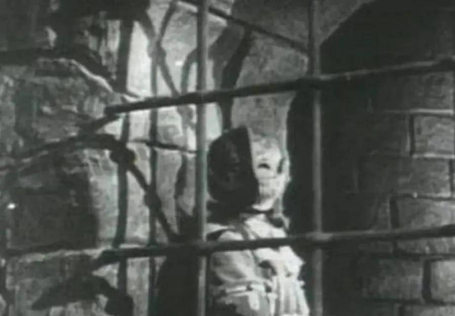 法国神秘"铁面人",终生戴着面具,囚禁34年,死后身份成谜