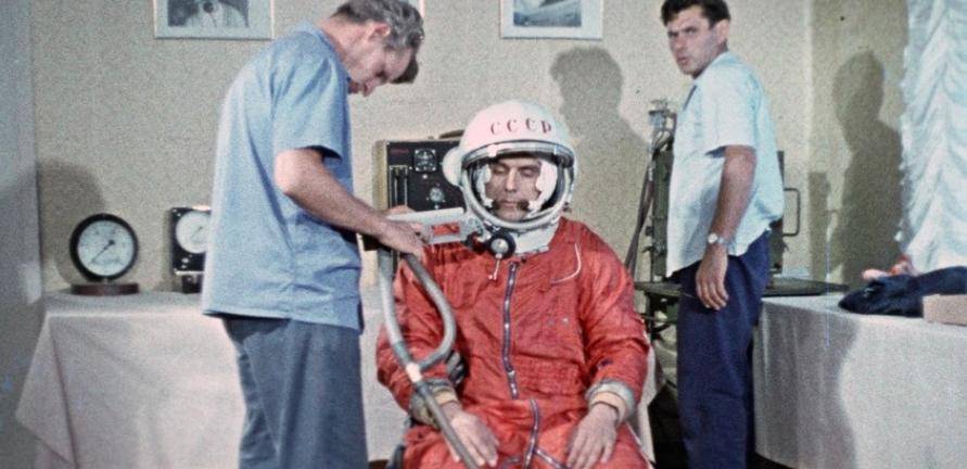 科马洛夫正在为飞行任务做准备当时科马洛夫在绕地飞行五圈之后,报道