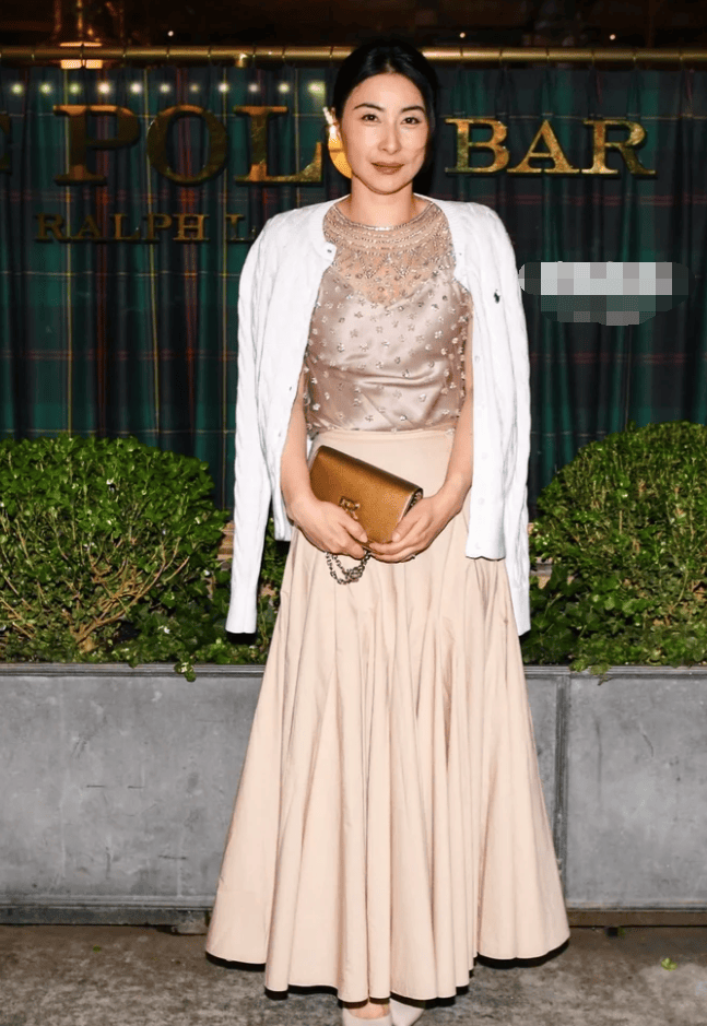 蔡卓妍还是一脸青春朝气,虽然年纪也不小了,但她这种甜美系的女生