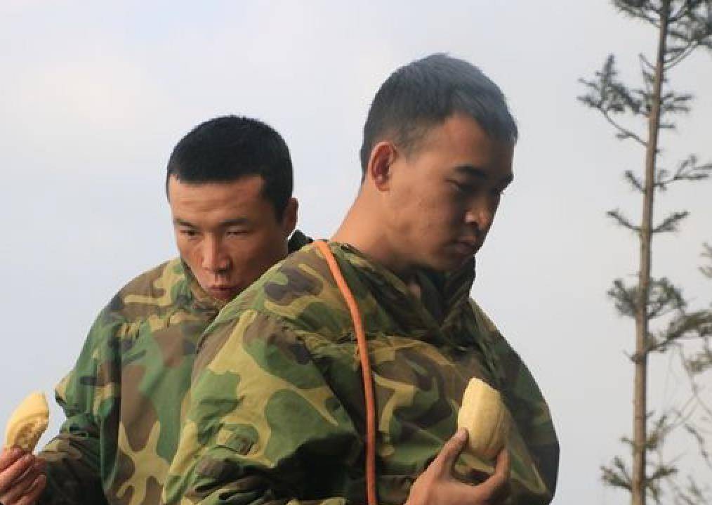 "排雷英雄"杜富国,和平年代荣获一等功,享受什么待遇?