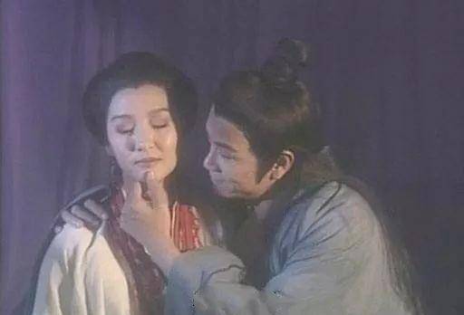 王语嫣母亲李青萝曾经让段正淳杀死正妻,只能陪着自己,段正淳自然不