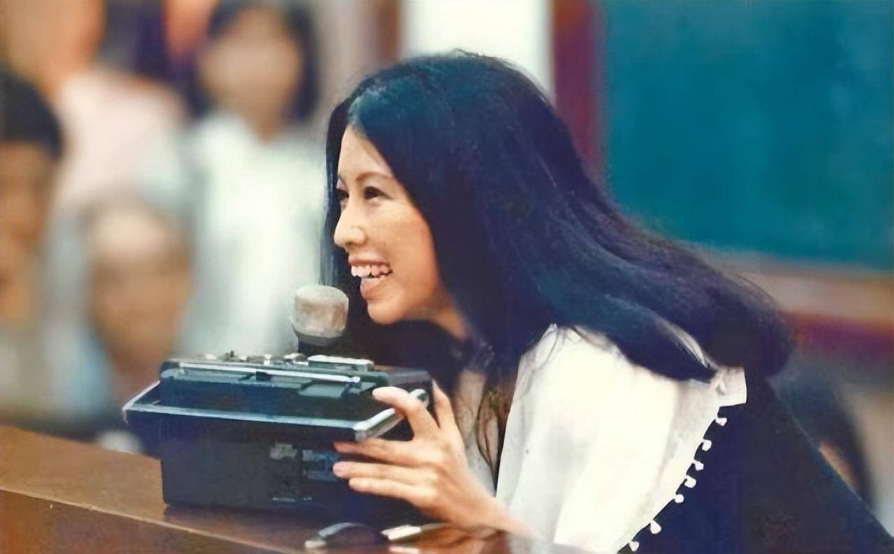 三毛自杀前:曾打电话求助好友,17年后录音曝光,才知她自缢真相