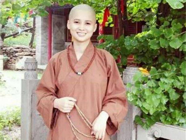 广东三姐妹,个个颜值出众,却都选择"削发为尼",两人已成主持