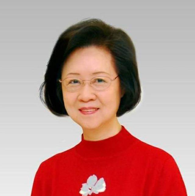 正逢庆筠前往国外出差,琼瑶只好带着儿子回到了娘家.