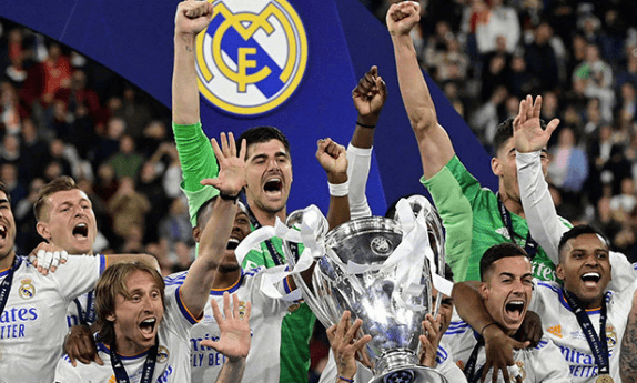 皇马在训练场领取西甲冠军奖杯