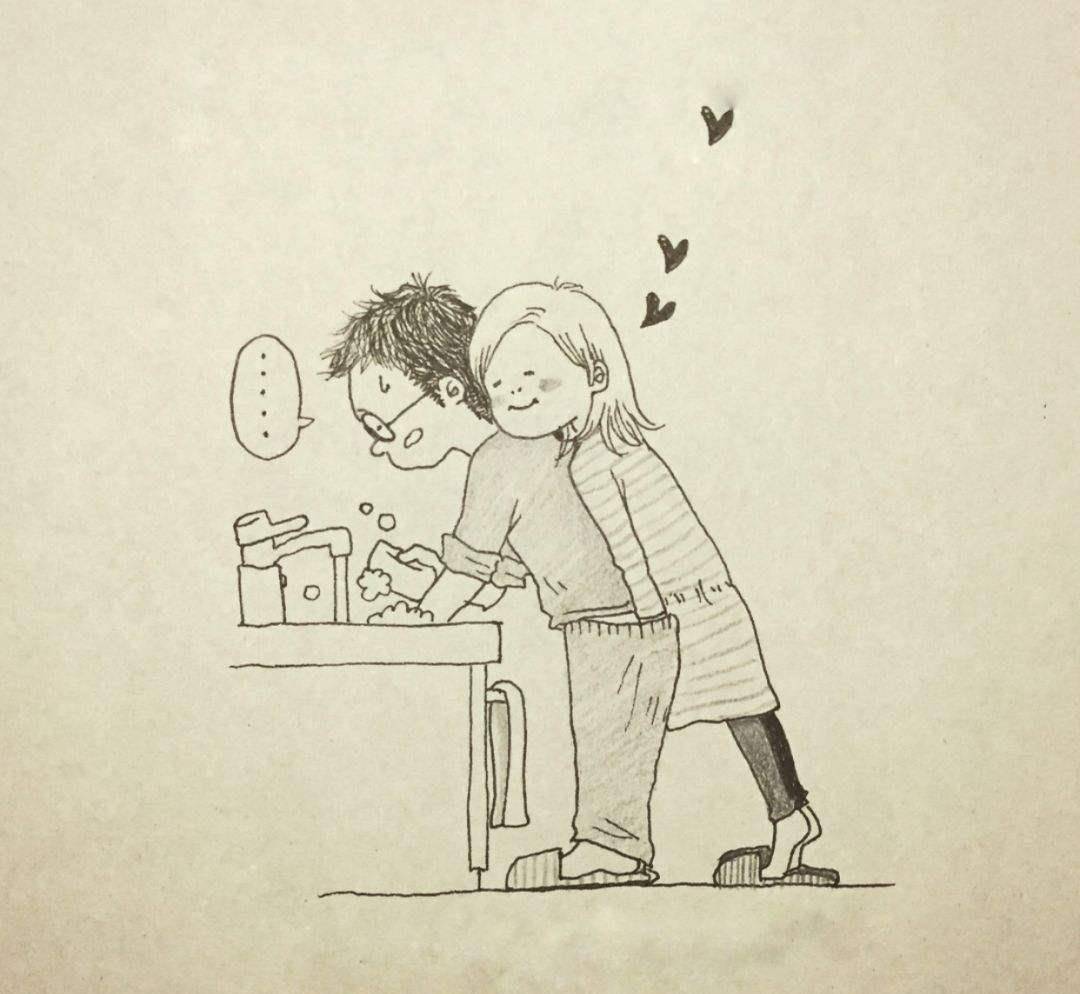 情侣光脚坐在地上,男子玩游戏女子蜷缩在他怀里,男方承诺买房