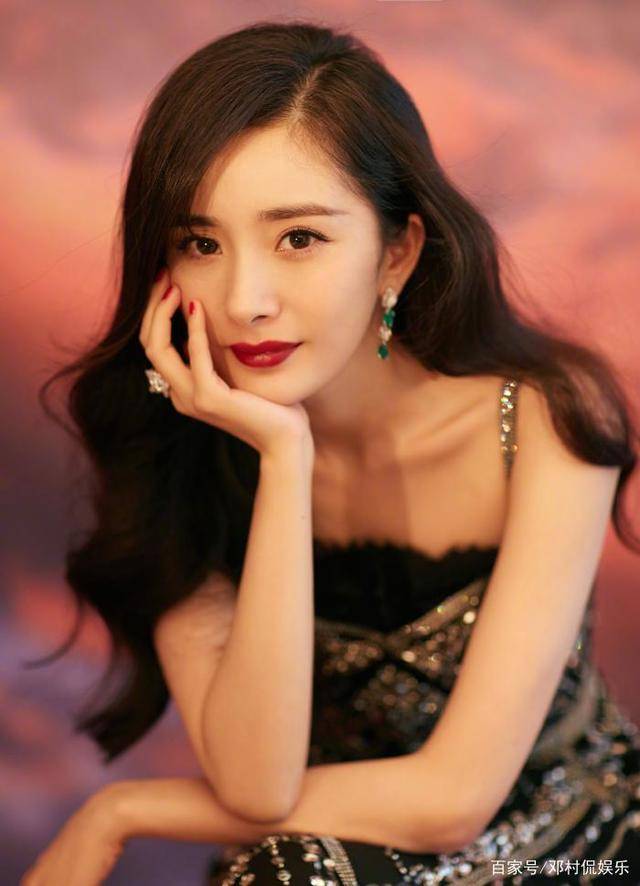 杨幂刚出道时到底有多美?看完齐刘海旧照后,整没整容一目了然