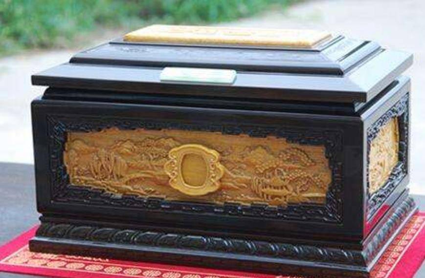 殡葬业的背后:450块购进骨灰盒卖近20000元,尸体停放2天收一万