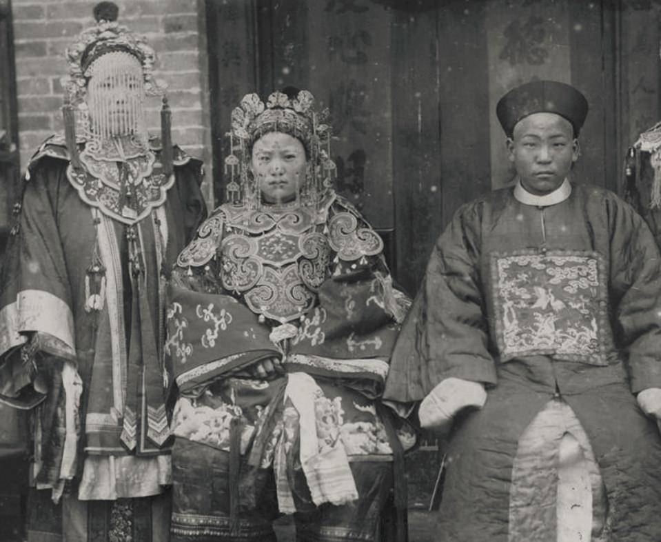 清朝夫妻老照片:曾国藩孙女大婚现场,诰命夫人优雅惊艳!