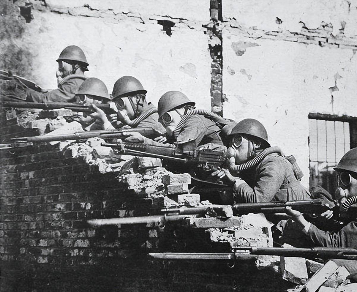 当时把周云参谋吓得不轻,脸都白了,哭丧着脸求饶似地说:"对不起